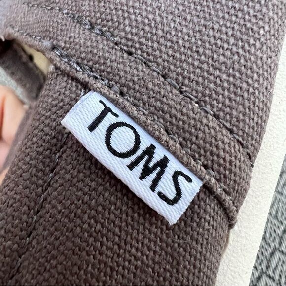 Toms Classic Slip On Canvas Shoe Canvas 6.5 (women’s) color: Ash grey/beige - Picture 9 of 12